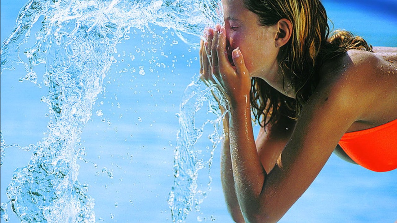 Горячая вода для здоровья. Счастье горячая вода. Увлажненное тело. Секрет горячей воды. Выпускает воду.