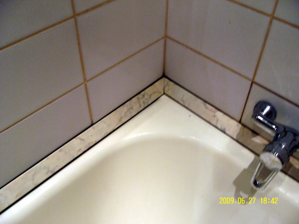 Чем закрыть зазор между стеной и ванной: Щель между ванной и стеной .