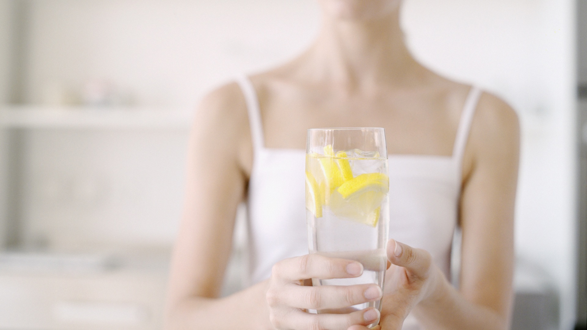 Яйцо натощак мужчинам. Девушка со стаканом воды. Девушка пьет воду с лимоном. Девушка с лимоном. Стакан воды с лимоном.
